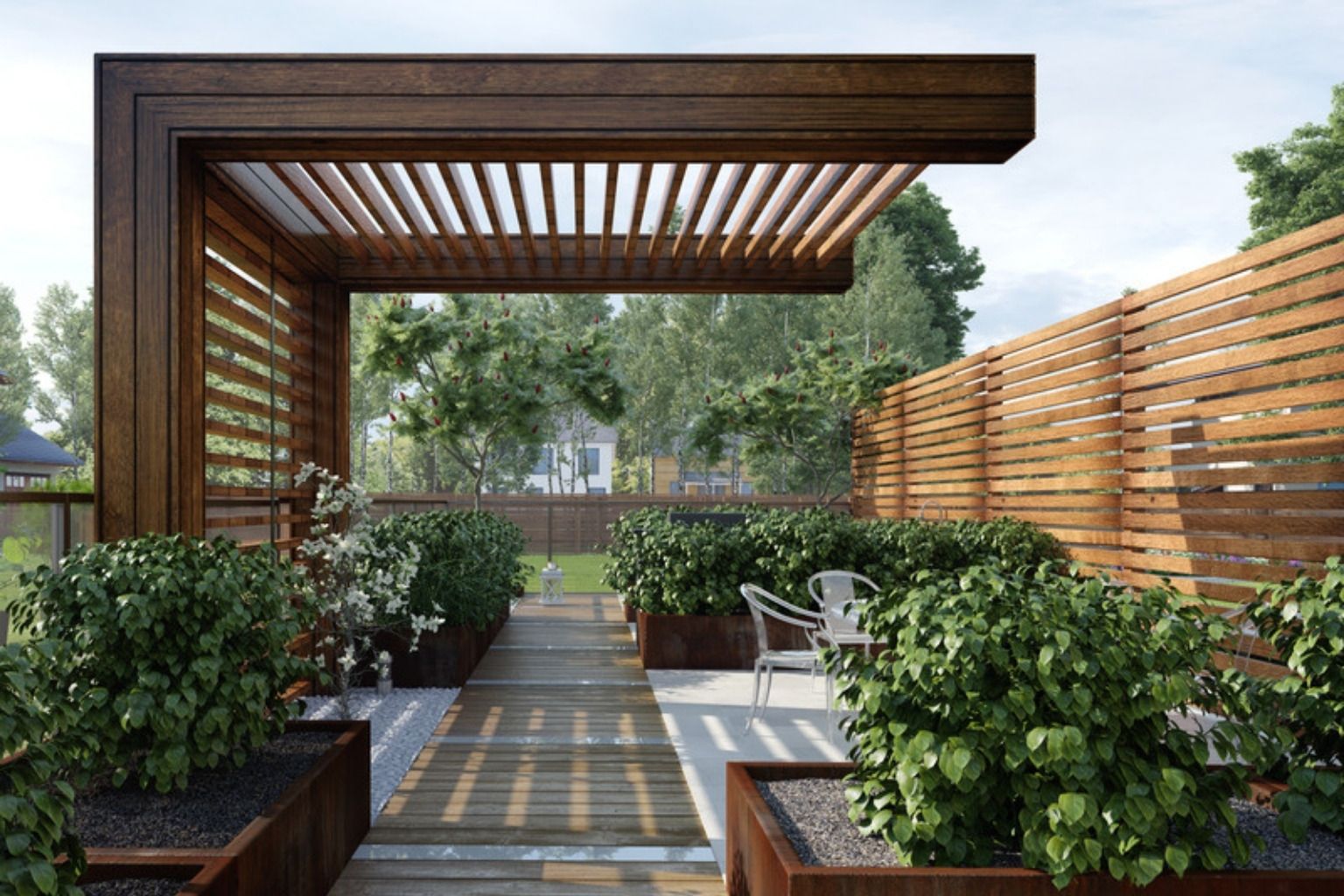 Gang under en træpergola mellem plantekasser med planter og et hegn af træ